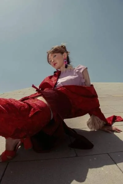 Vestido rojo en una azotea