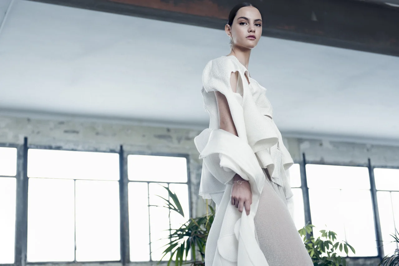 Conjunto blanco en un loft industrial con ventanales