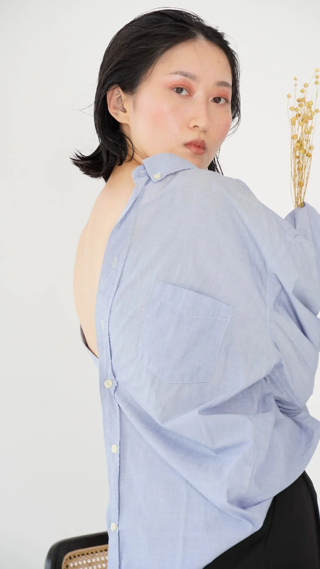 Editorial de moda con camisa azul