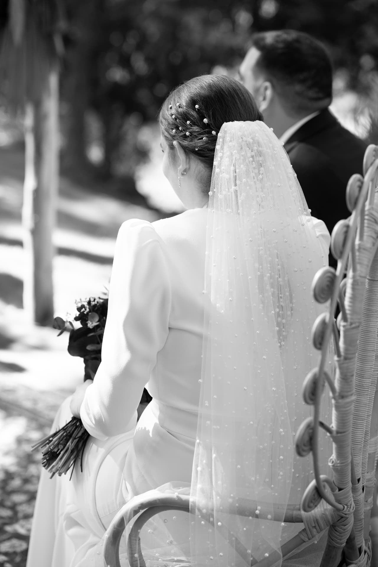 Detalle de peinado de novia con velo de perlas