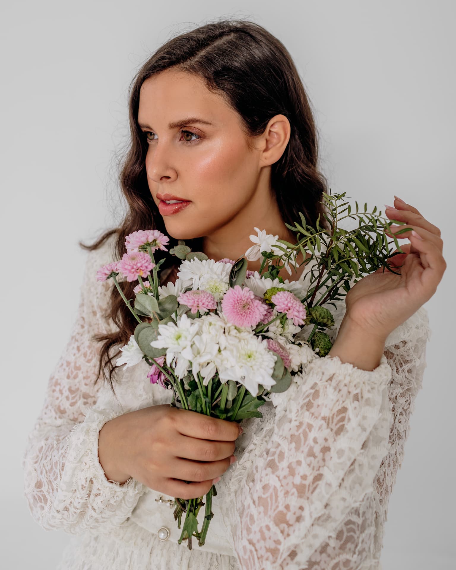 Novia con ramo de flores y maquillaje luminoso