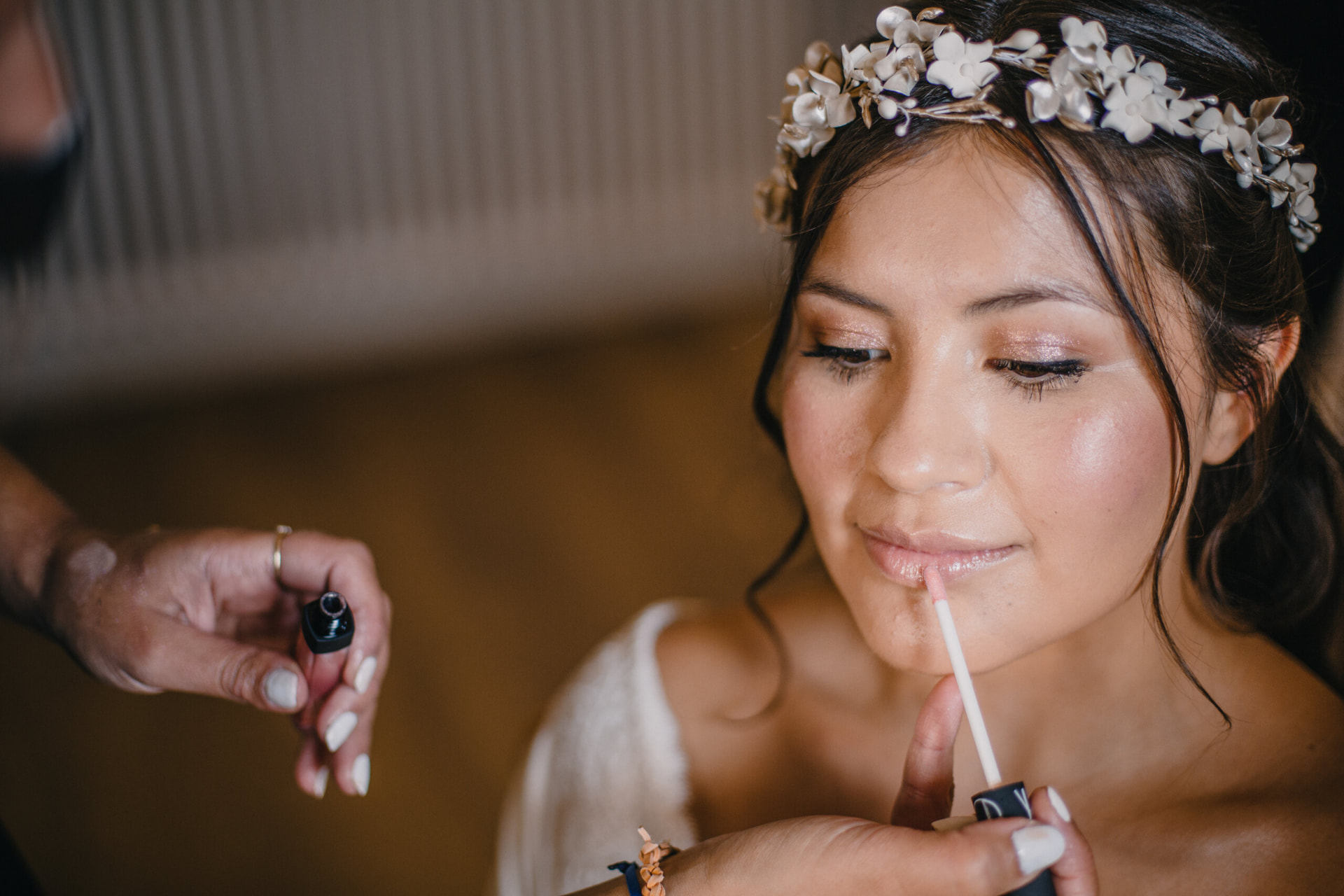 Alba aplicando el último detalle de labios a la novia