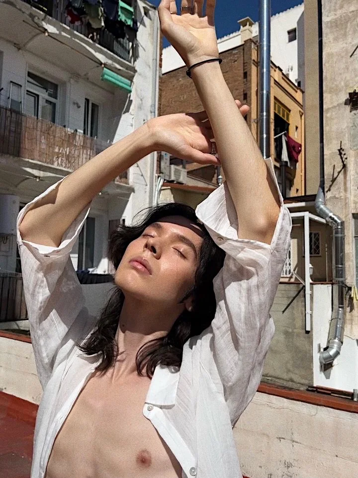 Kristian Kostov con los brazos en alto en una terraza